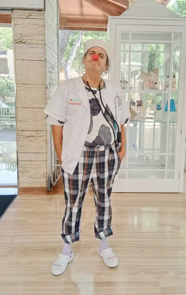 Payaso mirando a la cámera