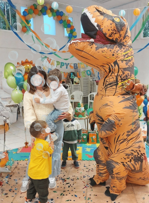 Un Dinosaurio giganón hace animación infantil en una fiesta en Mallorca