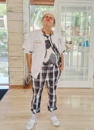 Payaso mirando a la cámera
