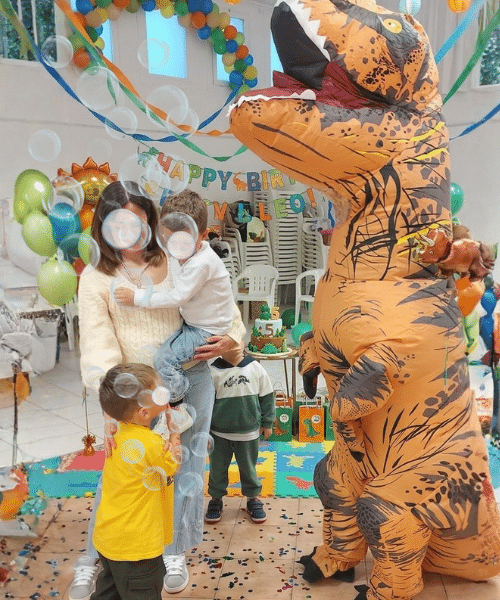 Un Dinosaurio giganón hace animación infantil en una fiesta en Mallorca