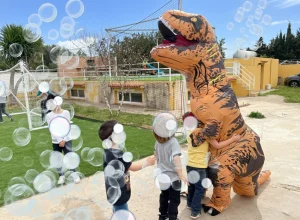 Dinosaurio gigantón jugando con niños